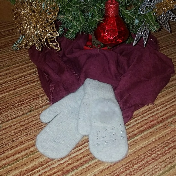 ❌SOLD❌Adorable rhinestone, and faux fur mittens - Picture 2 of 2